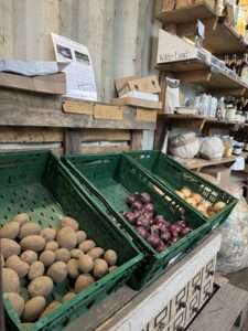 Aardappels en uien bij de boerderijwinkel van biologische boerderij Boterhuys