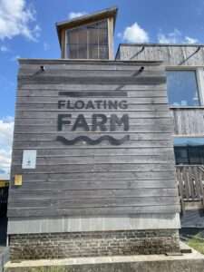 Een zuivelboerderij in Rotterdam Floating Farm.